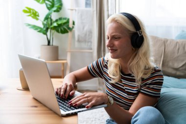 ADHD 'si olan içe dönük iş kadını ev ofisinden dizüstü bilgisayarla çalışıyor. Kalabalık ofisten ve evde bilgisayarla çalışan insanlardan kaçınan bir iş adamı..