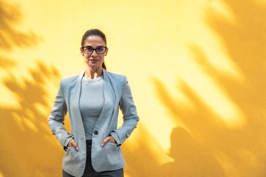 Formalite icabı genç ve başarılı CEO kadın portresi. Sabahleyin taksi beklerken yan bakan bir iş kadını. Şehirde iş arkadaşlarını ya da erkek arkadaşlarını bekleyen mutlu genç bir kadın..