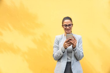 Formalite icabı genç ve başarılı CEO kadın portresi. Sabahleyin taksi beklerken yan bakan bir iş kadını. Şehirde iş arkadaşlarını ya da erkek arkadaşlarını bekleyen mutlu genç bir kadın..