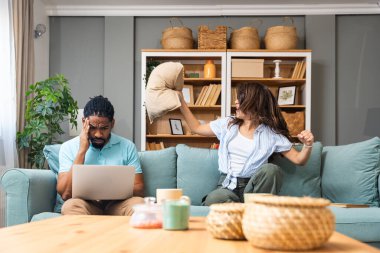 Şehirdeki yaşam sorunları. Genç çift yeni daireye taşındılar. Komşularla sorunları var ve binanın düşük kalitede ses yalıtımı sorunu var. Stresli ve sinirli insanlar..