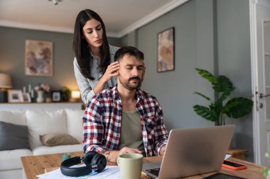 Bütün gece dizüstü bilgisayarda çalışan yorgun kocasının genç ve destekleyici karısı masaj yapıyor. Serbest çalışan bir iş adamı evde çalışır. Ona sevgiyle ve özenle destek olur.