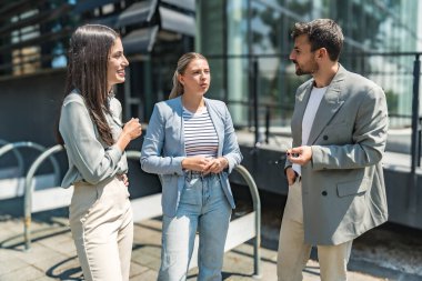 Bir grup modern başarılı iş adamı yenilikçi teknoloji uzmanları ofis binasının dışında duruyor, fikirler ve yenilikler tartışıyorlar. Küresel pazarlama stratejisinin liderleri profesyonel işgal