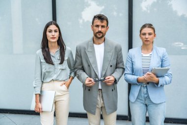 Bir grup modern başarılı iş adamı yenilikçi teknoloji uzmanları ofis binasının dışında duruyor, fikirler ve yenilikler tartışıyorlar. Küresel pazarlama stratejisinin liderleri profesyonel işgal