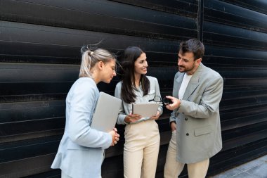 Bir grup modern başarılı iş adamı yenilikçi teknoloji uzmanları ofis binasının dışında duruyor, fikirler ve yenilikler tartışıyorlar. Küresel pazarlama stratejisinin liderleri profesyonel işgal