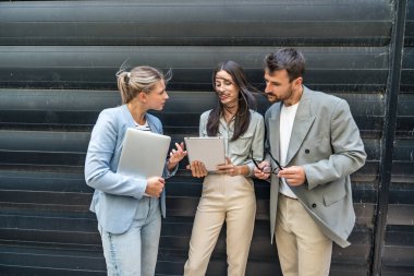 Bir grup modern başarılı iş adamı yenilikçi teknoloji uzmanları ofis binasının dışında duruyor, fikirler ve yenilikler tartışıyorlar. Küresel pazarlama stratejisinin liderleri profesyonel işgal