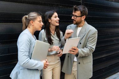 Bir grup modern başarılı iş adamı yenilikçi teknoloji uzmanları ofis binasının dışında duruyor, fikirler ve yenilikler tartışıyorlar. Küresel pazarlama stratejisinin liderleri profesyonel işgal