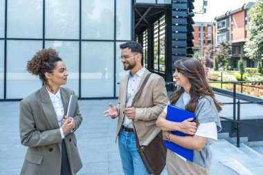 Bir grup modern başarılı iş adamı yenilikçi teknoloji uzmanları ofis binasının dışında duruyor, fikirler ve yenilikler tartışıyorlar. Küresel pazarlama stratejisinin liderleri profesyonel işgal