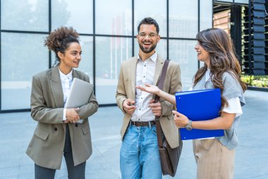 Bir grup modern başarılı iş adamı yenilikçi teknoloji uzmanları ofis binasının dışında duruyor, fikirler ve yenilikler tartışıyorlar. Küresel pazarlama stratejisinin liderleri profesyonel işgal