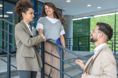 Bir grup modern başarılı iş adamı yenilikçi teknoloji uzmanları ofis binasının dışında duruyor, fikirler ve yenilikler tartışıyorlar. Küresel pazarlama stratejisinin liderleri profesyonel işgal