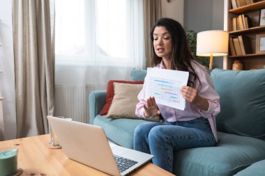 Çevrimiçi sunum ve iş eğitimi. Kazanan kariyer anlayışı serbest finans ve ekonomi uzmanı kadın evde çalışıyor, bilgisayar başında danışman ile video görüşmesi yapıyor. Bilgisayar ve modern teknoloji kullanarak.