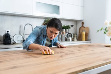 Ayrılık ya da boşanma sonrası depresyon geçiren genç bir kadın ve obsesif kompulsif bozukluk yüzünden sinirlerini yatıştırmak için mutfak aşçısının üstünü temizliyor. Stresli bir kadın evi ovuyor.