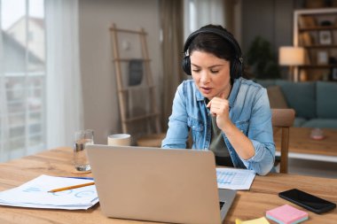 Dizüstü bilgisayar webcam telekonferansında ekonomi ve finans konusunda eğitim uzmanı olan genç serbest çalışan bir iş kadını. Çevrim içi iş