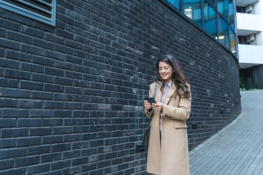 Genç bir iş kadınının günlük hayatı ve rutini. Ofis dışında çalışan genç iş kadınları. Ofis çalışanı kadın profesyonel meslek uzmanı..