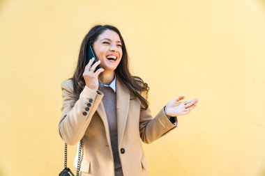 Genç bir iş kadınının günlük hayatı ve rutini. Ofis dışında çalışan genç iş kadınları. Ofis çalışanı kadın profesyonel meslek uzmanı..