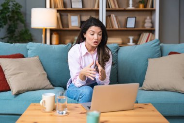 Teletıp. Merkez büroda çalışan genç kadın doktor, özel pratisyen doktor, sağlık ve sağlık çalışanı kıdemli hastalarla iletişime geçmek için dizüstü bilgisayar kullanan.
