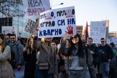 01 numara. Şubat 2025. Novi Sad, Sırbistan. Novi Sad 'da yolsuzluk ve halkın rejimden memnun olmaması nedeniyle düzenlenen öğrenci ve sivil protestolar. Düzenleyici resim