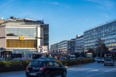 31 yaşında. Ocak 2024. Novi Sad, Sırbistan. Sırbistan 'ın Novi Sad kentinin şenlikli atmosferi, tatil neşesi, canlı dekorasyonlar, binalar ve insanlarla canlanıyor. Düzenleyici resim