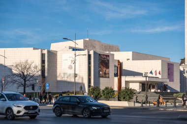 31 yaşında. Ocak 2024. Novi Sad, Sırbistan. Sırbistan 'ın Novi Sad kentinin şenlikli atmosferi, tatil neşesi, canlı dekorasyonlar, binalar ve insanlarla canlanıyor. Düzenleyici resim