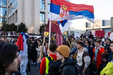 01 numara. Şubat 2025. Novi Sad, Sırbistan. Novi Sad 'da yolsuzluk ve halkın rejimden memnun olmaması nedeniyle düzenlenen öğrenci ve sivil protestolar. Düzenleyici resim