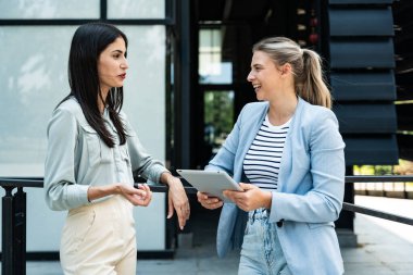 Mesleki meslek, ofis çalışanları. İki iş adamı, ofis binasında personel toplantısı ve sunum öncesinde konuşmak ve planlar ve konuşma temasını bozmak için bir araya geliyor. Maliye ve ekonomi.