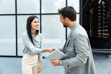 Mesleki meslek, ofis çalışanları. İki iş adamı, ofis binasında personel toplantısı ve sunum öncesinde konuşmak ve planlar ve konuşma temasını bozmak için bir araya geliyor. Maliye ve ekonomi.