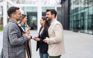 Mesleki meslek, ofis çalışanları. İki iş adamı, ofis binasında personel toplantısı ve sunum öncesinde konuşmak ve planlar ve konuşma temasını bozmak için bir araya geliyor. Maliye ve ekonomi.