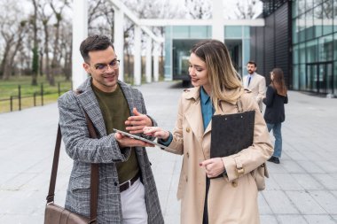 Mesleki meslek, ofis çalışanları. İki iş adamı, ofis binasında personel toplantısı ve sunum öncesinde konuşmak ve planlar ve konuşma temasını bozmak için bir araya geliyor. Maliye ve ekonomi.