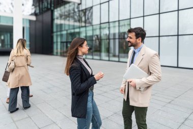 Mesleki meslek, ofis çalışanları. İki iş adamı, ofis binasında personel toplantısı ve sunum öncesinde konuşmak ve planlar ve konuşma temasını bozmak için bir araya geliyor. Maliye ve ekonomi.