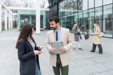 Mesleki meslek, ofis çalışanları. İki iş adamı, ofis binasında personel toplantısı ve sunum öncesinde konuşmak ve planlar ve konuşma temasını bozmak için bir araya geliyor. Maliye ve ekonomi.