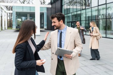 Mesleki meslek, ofis çalışanları. İki iş adamı, ofis binasında personel toplantısı ve sunum öncesinde konuşmak ve planlar ve konuşma temasını bozmak için bir araya geliyor. Maliye ve ekonomi.