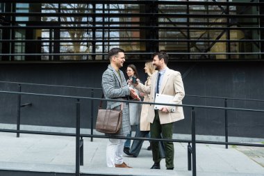 Mesleki meslek, ofis çalışanları. İş adamları, ofis binasında personel toplantısı ve sunum öncesinde, planlar ve konuşma temasını konuşmak ve diske atmak için toplanırlar. Maliye ve ekonomi.