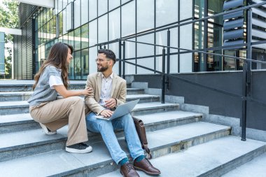 Mesleki meslek, ofis çalışanları. İş adamları, ofis binasında personel toplantısı ve sunum öncesinde, planlar ve konuşma temasını konuşmak ve diske atmak için toplanırlar. Maliye ve ekonomi.