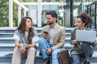 Mesleki meslek, ofis çalışanları. İş adamları, ofis binasında personel toplantısı ve sunum öncesinde, planlar ve konuşma temasını konuşmak ve diske atmak için toplanırlar. Maliye ve ekonomi.
