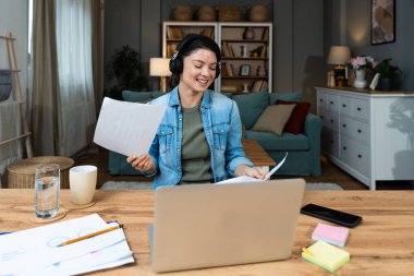 Merkez ofis. Dizüstü bilgisayarda çalışan, kulaklık takan, finans işleriyle uğraşan genç bir iş kadını. Mali danışman, müşteri şirketleri için rahat bir daireden araştırma yapıyor. Küresel iş girişimcisi