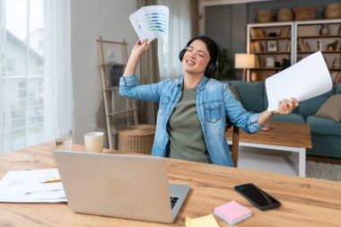 Merkez ofis. Dizüstü bilgisayarda çalışan, kulaklık takan, finans işleriyle uğraşan genç bir iş kadını. Mali danışman, müşteri şirketleri için rahat bir daireden araştırma yapıyor. Küresel iş girişimcisi