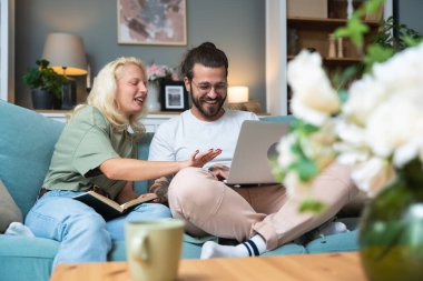 Basit bir yaşam. Genç bir çift, erkek ve kadın, evde boş zaman aktiviteleri. Birbirini seven iki rahat insan, hayatlarının tadını çıkarıyorlar. Modern konforlu bir dairede kadın ve erkek arasında sevgi ve saygı