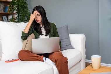 Konsantre olmuş milenyum kızı, evinde dizüstü bilgisayarla internette gezinirken tembelce hafta sonu boyunca bilgisayar sörfü yaparak internetten internet alışverişi yapmakla meşgul.