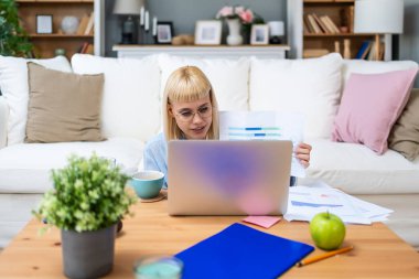 Genç bir üniversite öğrencisi ya da serbest çalışan bir iş adamı, ev işlerinde keyfi olarak çalışıyor, dizüstü bilgisayarında finans ve ekonomi projelerini hesaplıyor. Bin yıllık Z nesli kadın yan işleri..