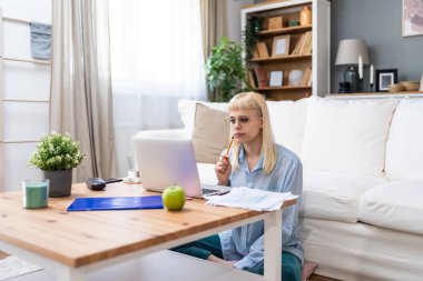 Genç bir üniversite öğrencisi ya da serbest çalışan bir iş adamı, ev işlerinde keyfi olarak çalışıyor, dizüstü bilgisayarında finans ve ekonomi projelerini hesaplıyor. Bin yıllık Z nesli kadın yan işleri..