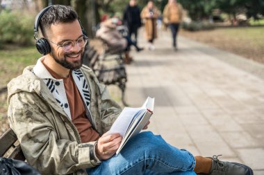 Genç, meraklı dindar bir adam, parkta bankta otururken din hakkında bir kitap okuyor. Tanrı 'yı erkek, mutlu ve inanç hakkında bilgiye aç bulmak. Hıristiyan ya da Müslüman İncil ya da Kuran okur..