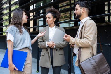 Beyin fırtınası. Bir grup yenilikçi iş adamı, işadamı ve işkadını ofis binasının dışında duruyor, şirket yönetimiyle personel toplantısında sunuma hazırlanıyorlar..