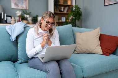 Genç, rahat, kendini beğenmiş iş kadını. İnternetten psikoterapistle konuşuyor. Ona yardım ettiğin için teşekkür et. Rahat bir kadın olarak muhasebecisiyle telekomünikasyon yapıyor..