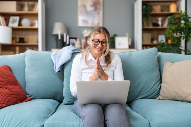 Genç, rahat, kendini beğenmiş iş kadını. İnternetten psikoterapistle konuşuyor. Ona yardım ettiğin için teşekkür et. Rahat bir kadın olarak muhasebecisiyle telekomünikasyon yapıyor..