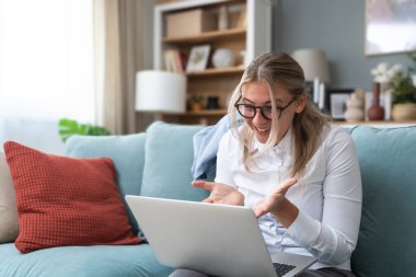Genç, rahat, kendini beğenmiş iş kadını. İnternetten psikoterapistle konuşuyor. Ona yardım ettiğin için teşekkür et. Rahat bir kadın olarak muhasebecisiyle telekomünikasyon yapıyor..