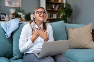 Genç, rahat, kendini beğenmiş iş kadını. İnternetten psikoterapistle konuşuyor. Ona yardım ettiğin için teşekkür et. Rahat bir kadın olarak muhasebecisiyle telekomünikasyon yapıyor..