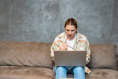 Tasarımcı, serbest çalışan genç bir kadın, havalı ev ofis stüdyosunda çalışıyor, modern teknoloji ve küresel iş istatistikleri ve yenilikleri. Pazarlama ve ticaretten sorumlu kadın göçmen..