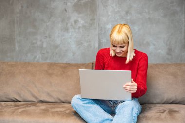 Tasarımcı, serbest çalışan genç bir kadın, havalı ev ofis stüdyosunda çalışıyor, modern teknoloji ve küresel iş istatistikleri ve yenilikleri. Pazarlama ve ticaretten sorumlu kadın göçmen..