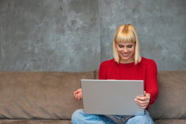 Tasarımcı, serbest çalışan genç bir kadın, havalı ev ofis stüdyosunda çalışıyor, modern teknoloji ve küresel iş istatistikleri ve yenilikleri. Pazarlama ve ticaretten sorumlu kadın göçmen..