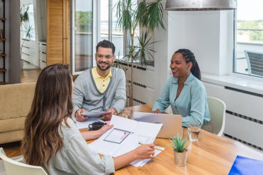 Profesyonel tasarım. Bir grup yaratıcı serbest iş adamı, personel toplantısı ve modern ofiste yeni fikirler geliştiriyorlar. Yeni başlayan projedeki işçilerin tartışılması. Başarılı planlama