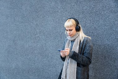 Genç havalı hippi serbest çalışan iş kadını, yeni açılan küçük bir şirketin sahibi pazar temsilcisi, ofis binasının dışında personel toplantısı için bekliyor. Profesyonel mesleği tasarla.